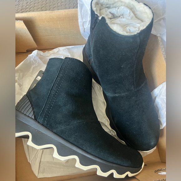 Sorel Womens 7.5  Kinetic Short Ankle Boots Sneaker Waterproof Shearling Black - Picture 1 of 5